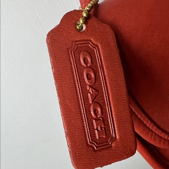 Vintage COACH Mini Everett Crossbody Leather Bag (RARE COLOR) - Picture 2 of 10